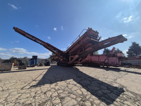 Extec S-5 tracked mobile screener