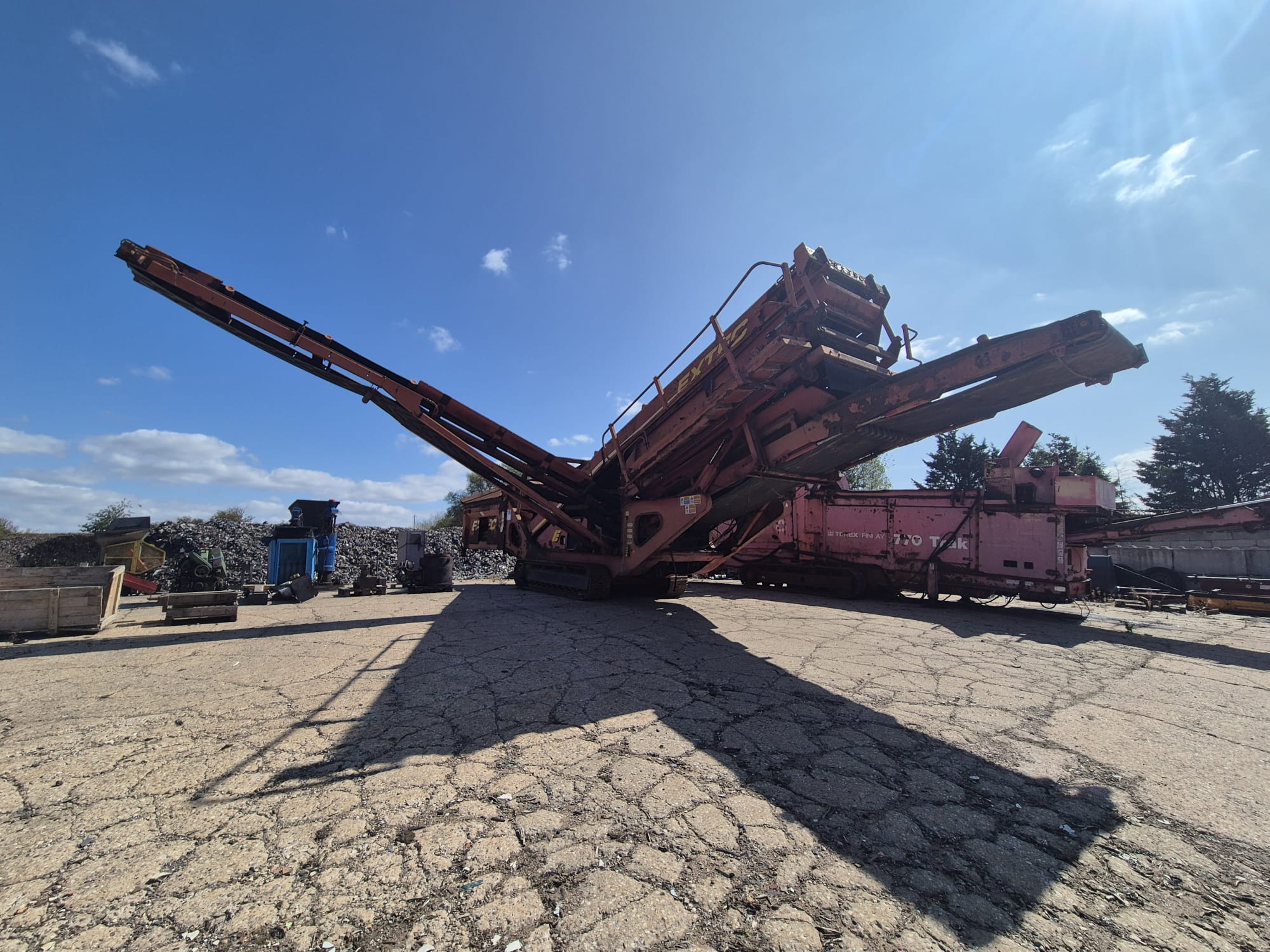 Extec S-5 tracked mobile screener